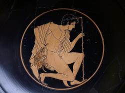 Signovaný červeno-figurový kylix, hrnčíř Gorgos, mladík drží zajíce. Asi raná práce Berlínského Malíře, 510-500 před n. l. Kredit: Zde, Wikimedia Commons. Licence CC 4.0.