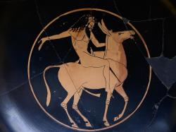Kylix, Malíř Epiktéta. Červeno-figurová malba na dně: Satyr na rozjíveném oslovi či mezkovi, kolem roku 510 před n. l. Kredit: Zde, Wikimedia Commons. Licence CC 4.0.