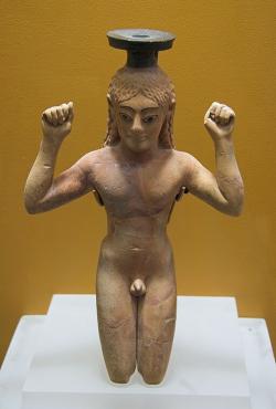 Vázička v podobě klečícího atleta. Drobná terakota, kolem roku 540 před n. l. Kredit: Zde, Wikimedia Commons. Licence CC 4.0.