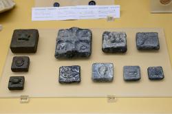 Oficiální (kontrolní) bronzová závaží, cca 500 př. n. l. (vlevo) - a obchodní olověná závaží, 5. až 2. století před n. l. Kredit: Zde, Wikimedia Commons. Licence CC 4.0.