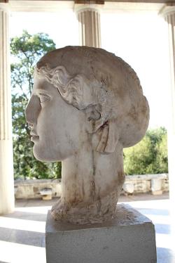 Římská kopie hlavy Níké (sochař Paionios v 5. století před n. l.) udělaná v 2. století n. l. Kredit: G.dallorto, Wikimedia Commons. Public domain.