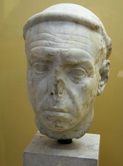 Hlava Isidina kněze ve stylu římský portrét, mramor, 40 před n. l. Kredit: Zde, Wikimedia Commons. Licence CC 4.0.