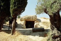 Vstupní brána. Dolmen de Menga, Antequera , Andalusie , Španělsko. Kredit: Manfred Werner, Wikipedia, CC BY-SA 3.0