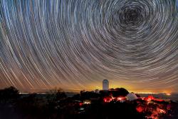 Noc nad Kitt Peak. Kredit: KPNO/NOIRLab/NSF/AURA/B. Tafreshi.