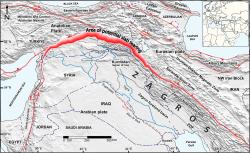 Trhlina v pravěké oceánské desce. Kredit: Koshnaw et al. (2025), Solid Earth.