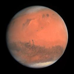 Mars ve skutečných barvách. Snímek pořídila sonda Rosetta v únoru roku 2007 během průletu kolem planety. Kredit: ESA & MPS for OSIRIS. CC BY-SA 3.0