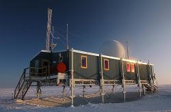 Summit Camp (2009). Kredit: Peter West/NFS, Wikimedia Commons.