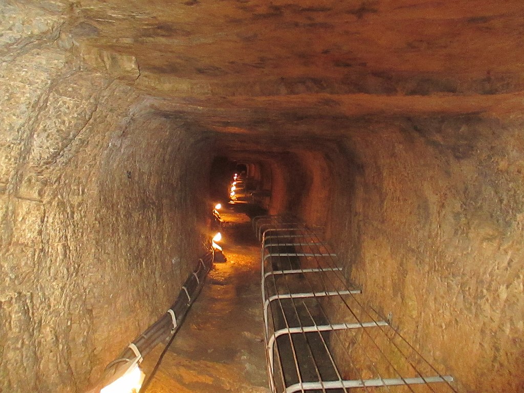 Eupalinův tunel na ostrově Samos. Kredit: Tomisti, Wikimedia Commons. Licence CC 4.0.