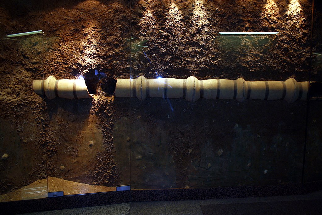 Terakotové trubky akvaduktu z konce 6. století před n. l. ve stanici metra Evangelismos. Kredit: Giovanni Dall'Orto, Wikimedia Commons. Public domain.