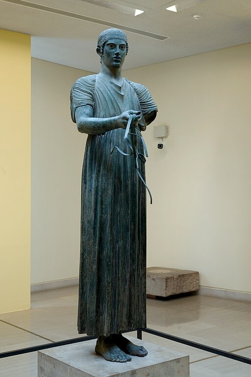 Vozataj z Delf, 478 až 473 před n. l. Bronz, vysoký 182 cm. Raně klasický přísný styl. Kredit: Zde, Wikimedia Commons. Licence CC 4.0.